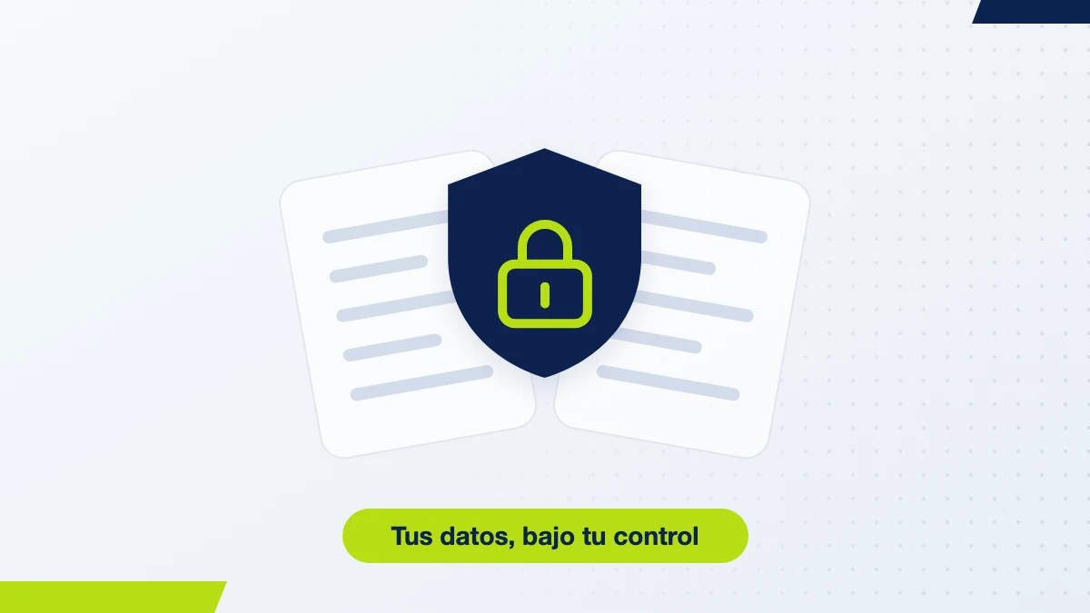 Escudo con candado sobre documentos, símbolo de datos personales protegidos